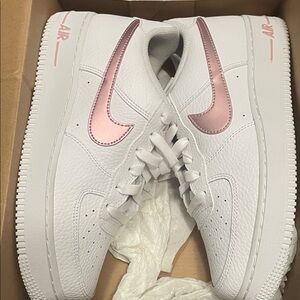 Preloved - Nike Women's White and Metallic Pink Sneakers
